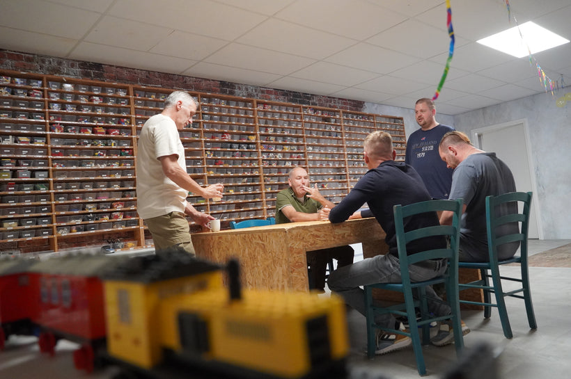 DE MENSEN ACHTER HET WERK